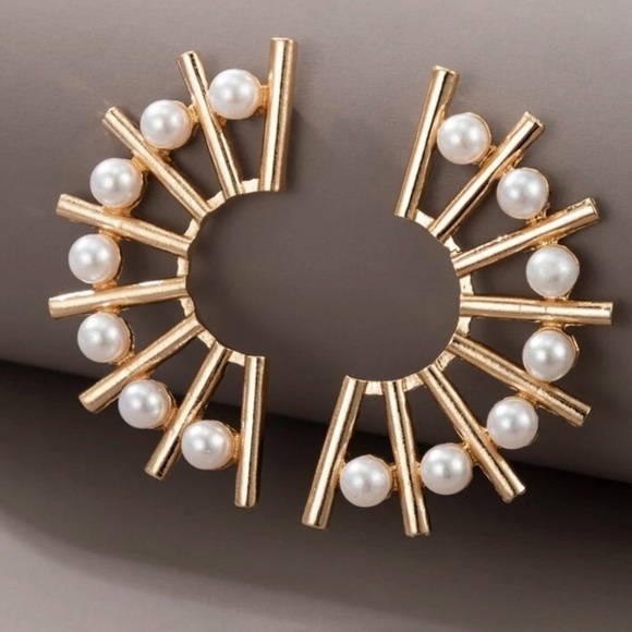 Gold Fashion Earrings CONTEMPORARY Faux Pearl Fashion Earrings. GUC - Picture 1 of 10